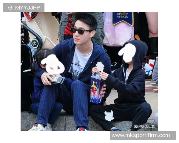 嫂子颜值爆表何猷君携妻儿共庆揭幕战与孩子生日欢乐时光