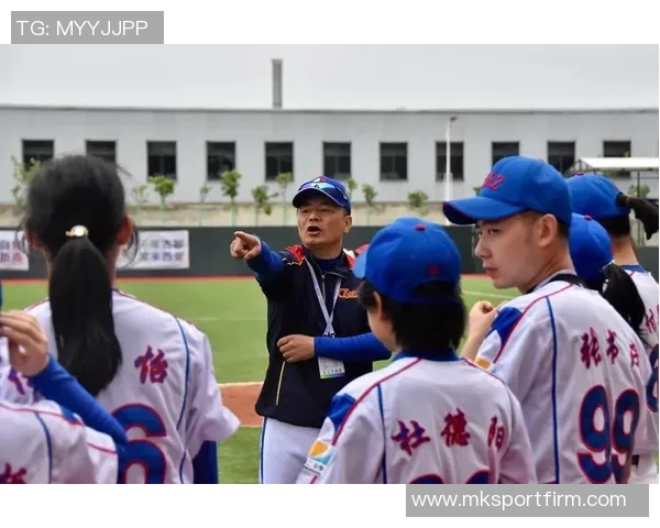 17岁卡尔与奥利塞庆祝逆转胜利全队展现团结精神与拼搏意志